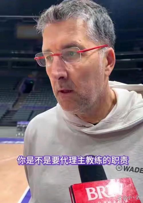 理查兹：教练要求大个在挡拆防守中要上提 给持球人更大的压力