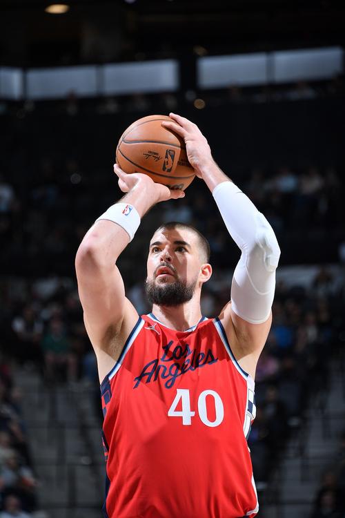 得分组织一把抓！布克半场小试牛刀 9投4中得14分2板5助