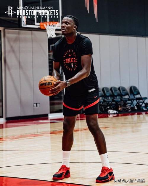 火箭官推晒训练营第4日：KD击掌谢泼德 卡佩拉与亚当斯相拥