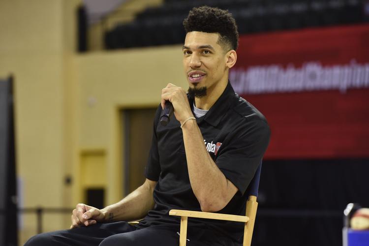 丹尼-格林：几年前恩比德是比字母哥强的 但现在我没法这么说了