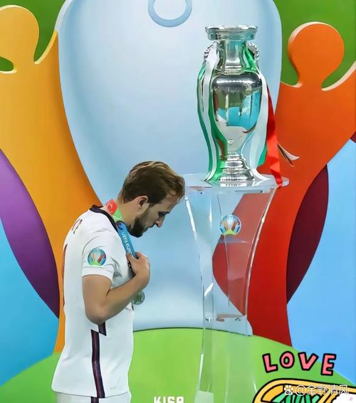 凯恩晒与妻子参加啤酒节合照：为这一周画上完美句号🍻