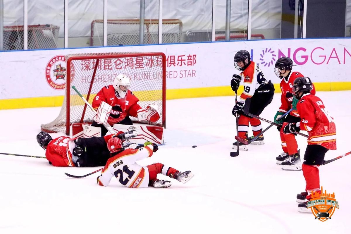 业余生活丰富！穆勒社媒晒观看冰球比赛照片：感谢邀请