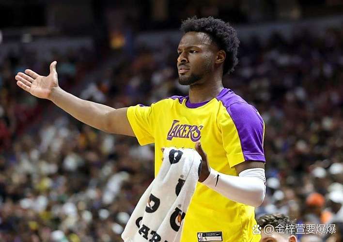 夸梅：布朗尼在主场打球时就像只被车灯照到的鹿一样不知所措