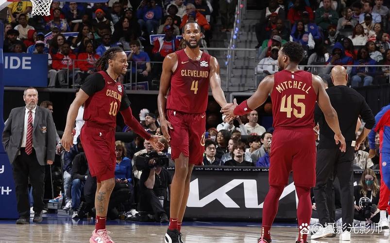 老队友碰面！骑士VS公牛赛前 米切尔&阿伦与前队友奥科罗攀谈