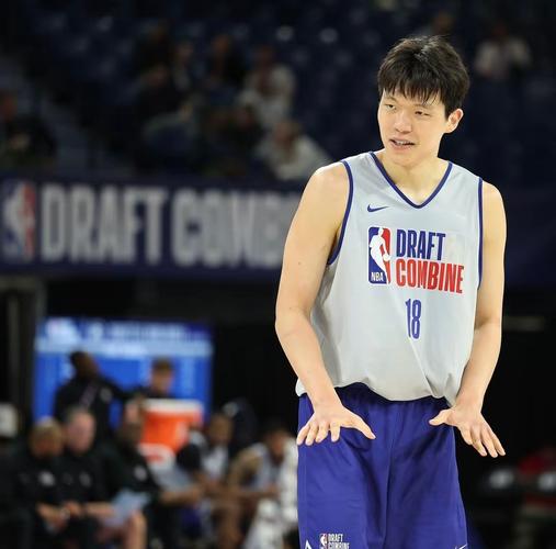 积极融入！开拓者主场球迷呼喊杨瀚森名字 小杨双手合十表示感谢