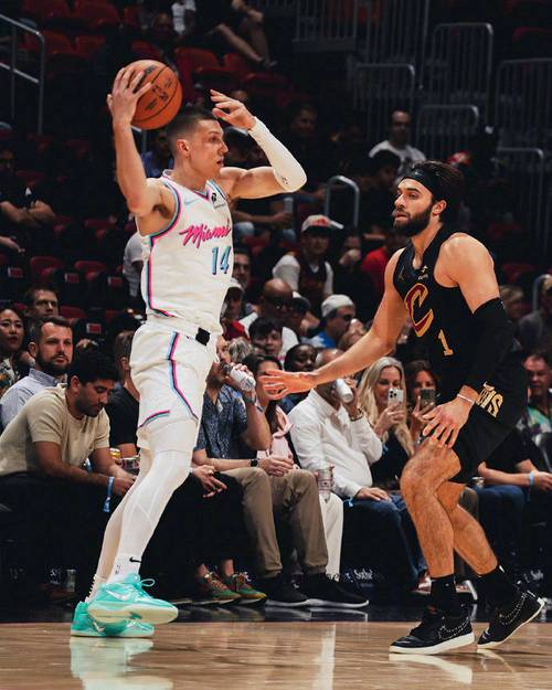 记者：小米切尔小腿酸痛缺席3场季前赛后复出 希罗&罗齐尔未合练