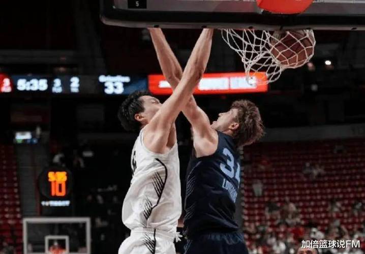 继续攻击性！杨瀚森低位接球转身突破 启动就被萨里奇犯规！