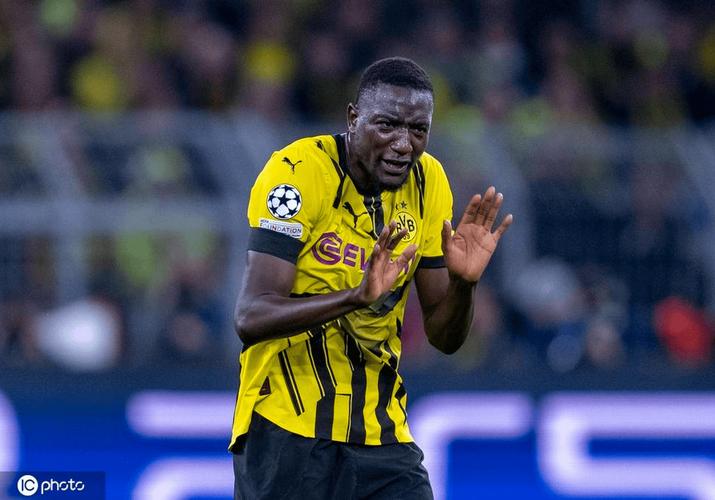 几内亚官方：吉拉西因伤提前退出国家队集训营，已返回多特蒙德