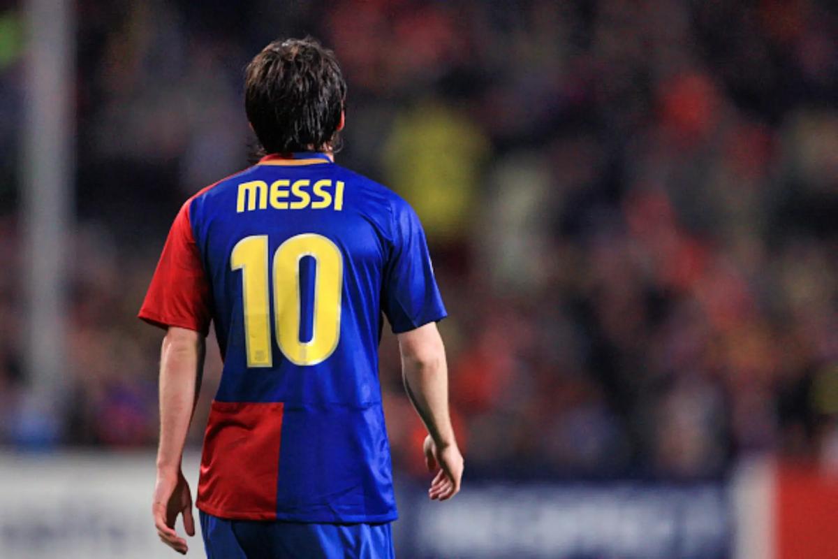 兜出一个整数！这是梅西身穿10号球衣进的800球