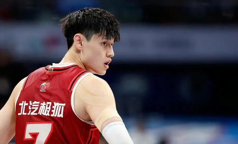 媒体人：曾凡博昨天赛后没拿行李 据说会先回北京解决签证问题