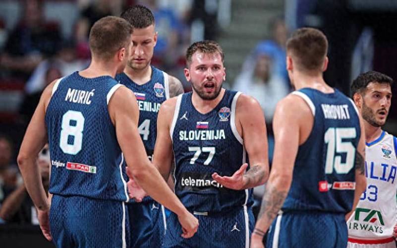 心情不错！东契奇赛后拥抱老队友德怀特-鲍威尔