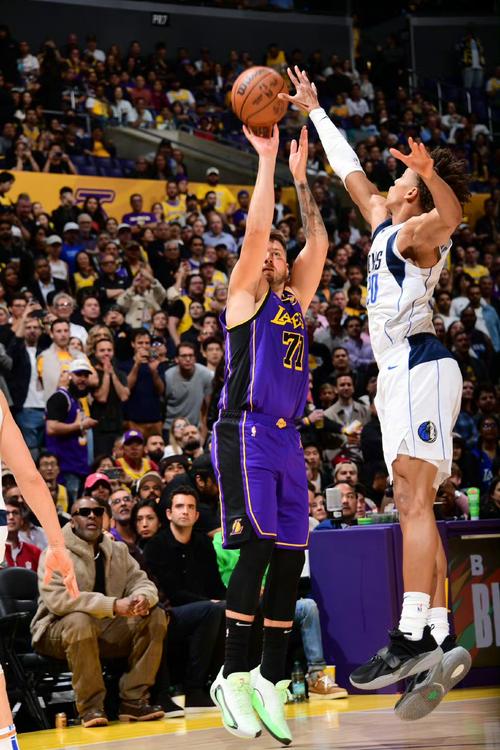 正准备大战一场呢！独行侠将今晚视为常规赛预演 湖人主力7人缺席