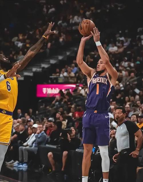 太阳主帅谈布克担任控卫：他在场上持球的时间会更多