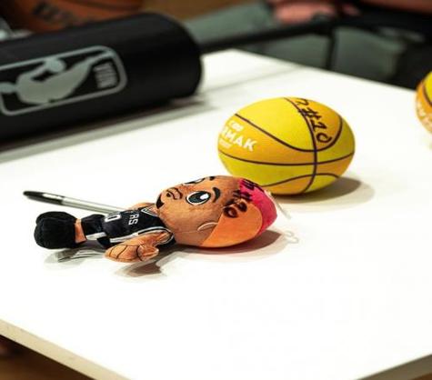 又改回来了？马刺队记晒出索汉训练时用双手罚球的照片