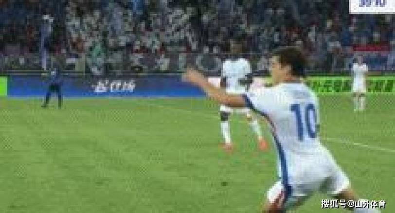 丹索解围时踩到迪涅脚踝部位，裁判未判罚犯规，VAR未介入