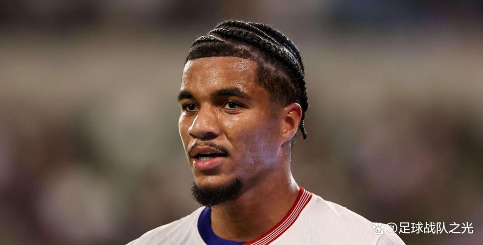 官方：勒沃库森中场蒂尔曼大腿肌肉受伤，预计将缺阵约两周