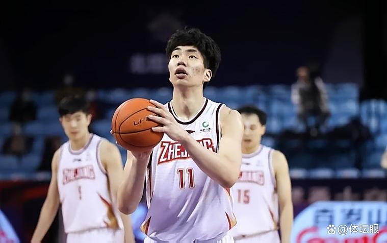 媒体人：余嘉豪现在打不了西乙正常 先把体能练好 折返跑要跟得上