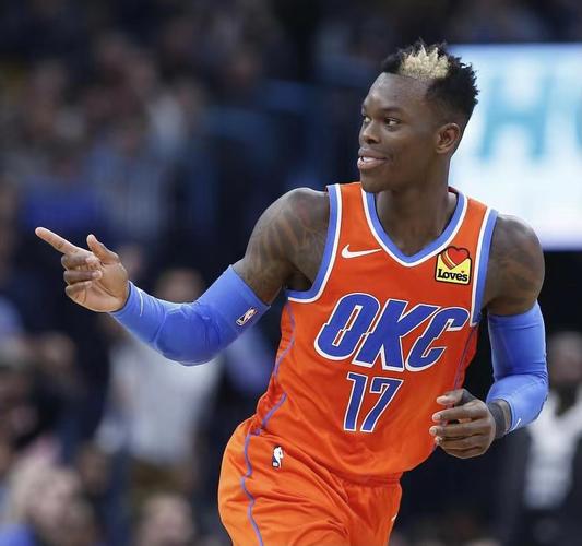 施罗德：克利福德阅读比赛的能力很强&有自己的节奏 传球也非常棒