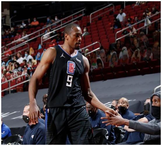 关键时刻不手软！卡斯尔外线果断三分开炮 手起刀落反超比分