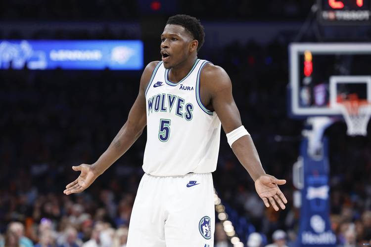 酷！爱德华兹场边帅气装扮悠闲观战 森林狼目前占据场上主动