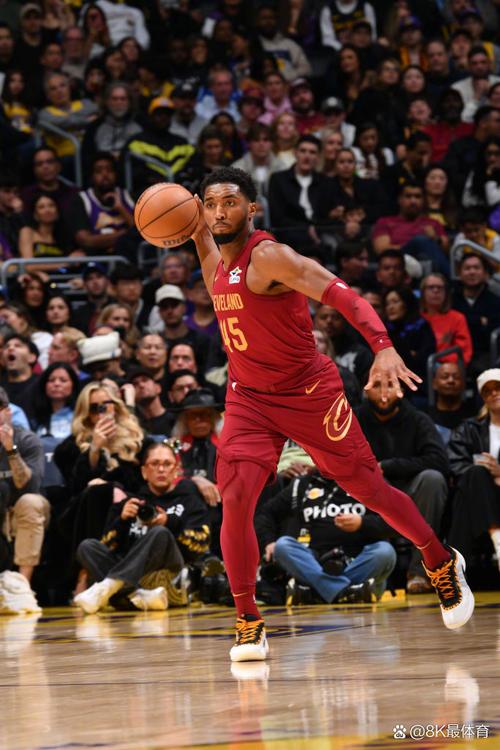 今天是三分神射！米切尔半场三分7中5射落15分 另有2板2助