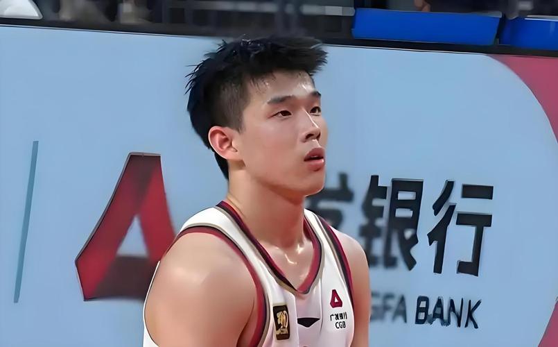 第四次出手还是没进！林葳点飞防守突破上篮受干扰偏出