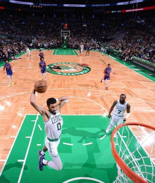 凯记：塔图姆回到了凯尔特人训练馆 并进行了简单的投篮训练