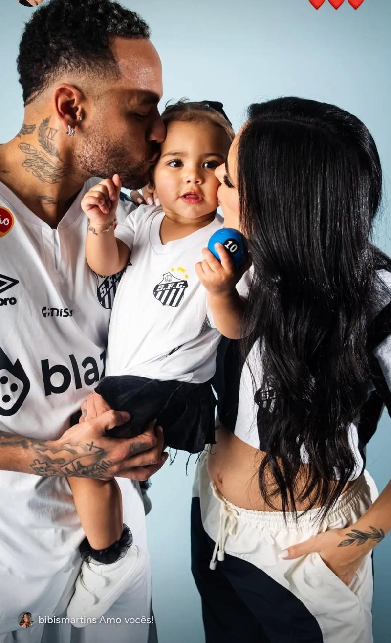 温馨一幕！内马尔巴甲赛前牵着女儿玛维入场