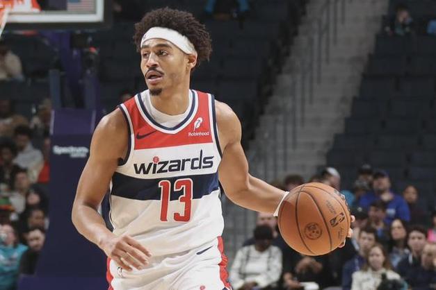 字母哥：库兹马投了很多涮一圈又出来的球 这可能影响了他的信心