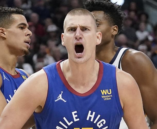 好在无碍！布泽利斯突破踩到拉松脚面 被搀扶回更衣室调整后上场