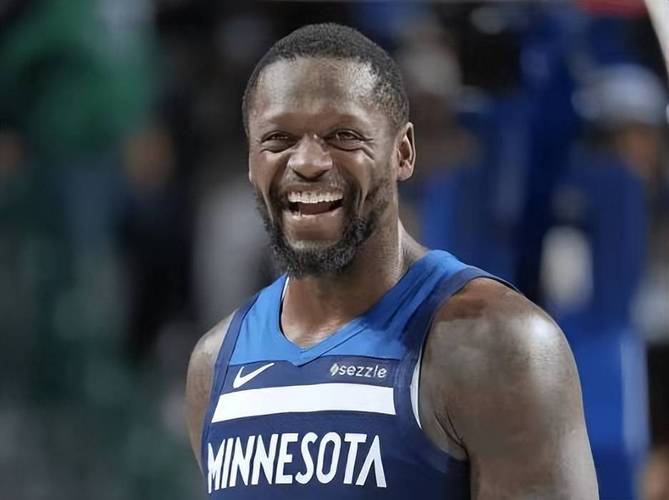 图啥？兰德尔后场莫名搂一把吉莱斯皮 被吹转换犯规&送一罚一掷