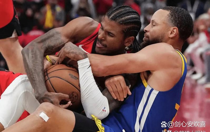 凶狠犯规！贾旺特·格林追防犯规直接与杰克逊两人冲进观众席