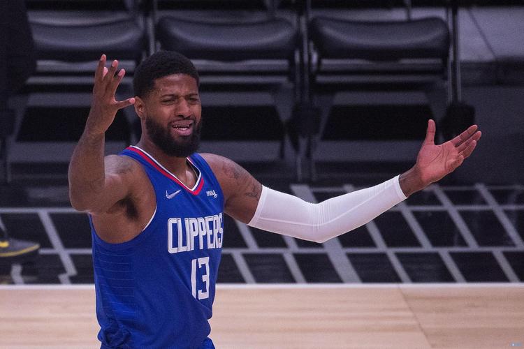 外线手感糟糕！乔治出战20分钟10中3得到10分 三分5中0