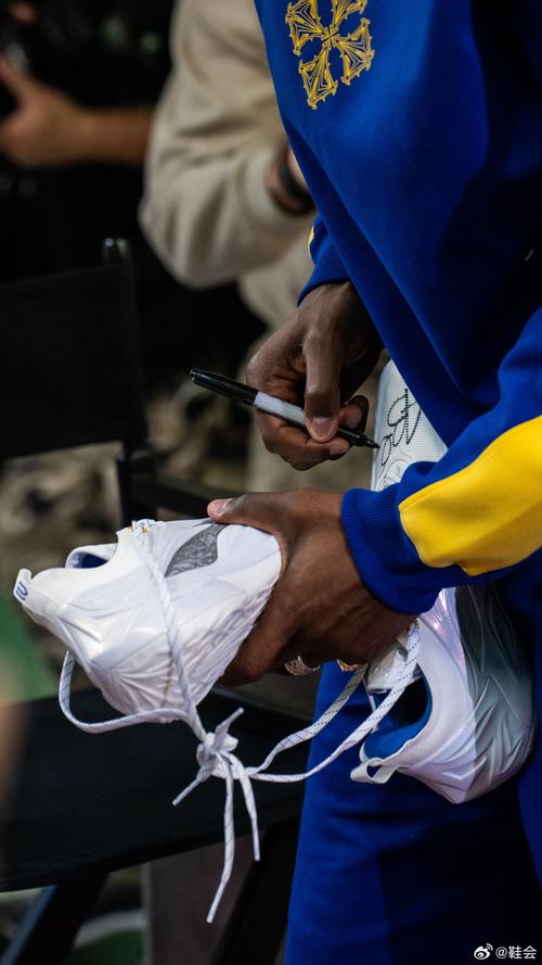 巴特勒现身旧金山新鞋发售现场 小老弟库明加到场支持