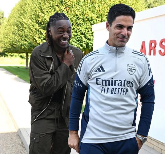 赖特：埃泽首场德比就戴帽太夸张了；我还担心热刺能制造点麻烦