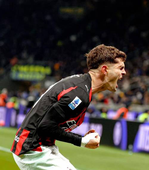 同城德比客胜！莱奥社媒晒同队友相拥庆祝照：米兰城是红黑色的！