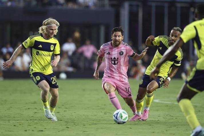 进球助攻都拉满！38岁梅西进球戴帽场次有60场，助攻戴帽9场！