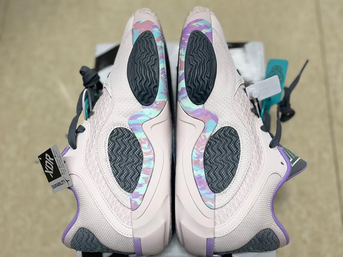 详细阅读:市售配色没几个 杜克PE已经来了!布泽尔上脚杜克LeBron 23 PE 市售配色没几个 杜克PE已经来了!布泽尔上脚杜克LeBron 23 PE