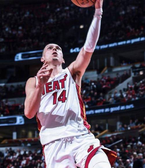 希罗：我们后面会有更多挡拆 我有得分能力现在满脑子就想赢球