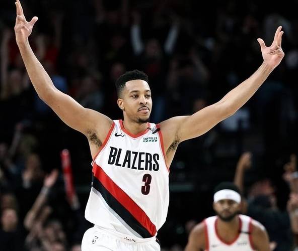 麦科勒姆成NBA第六位多次得分上45&投进10记三分的球员