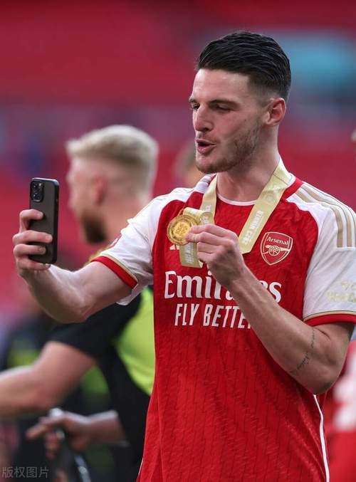 超绝领袖气质😤赖斯奔袭后又冲刺铲断凯恩,起身振臂给全队鼓劲