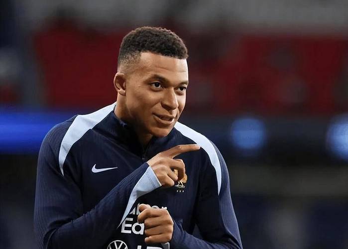 独中四元！姆巴佩社媒晒拿走用球+最佳奖杯照片：永远团结一致！