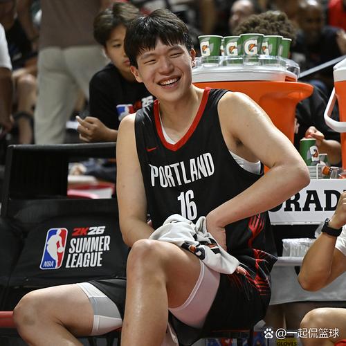 总算上了一场！杨瀚森NBA杯赛最后一分钟登场 1中0拿到1个篮板