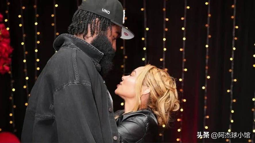 生活大于篮球！昨日洛城德比哈登带着6岁儿子和母亲现场看球