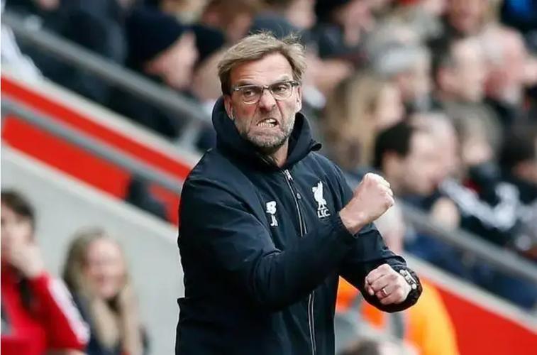 😳6500万欧打水漂?22岁西蒙斯16场0球,5年合同周薪22万欧