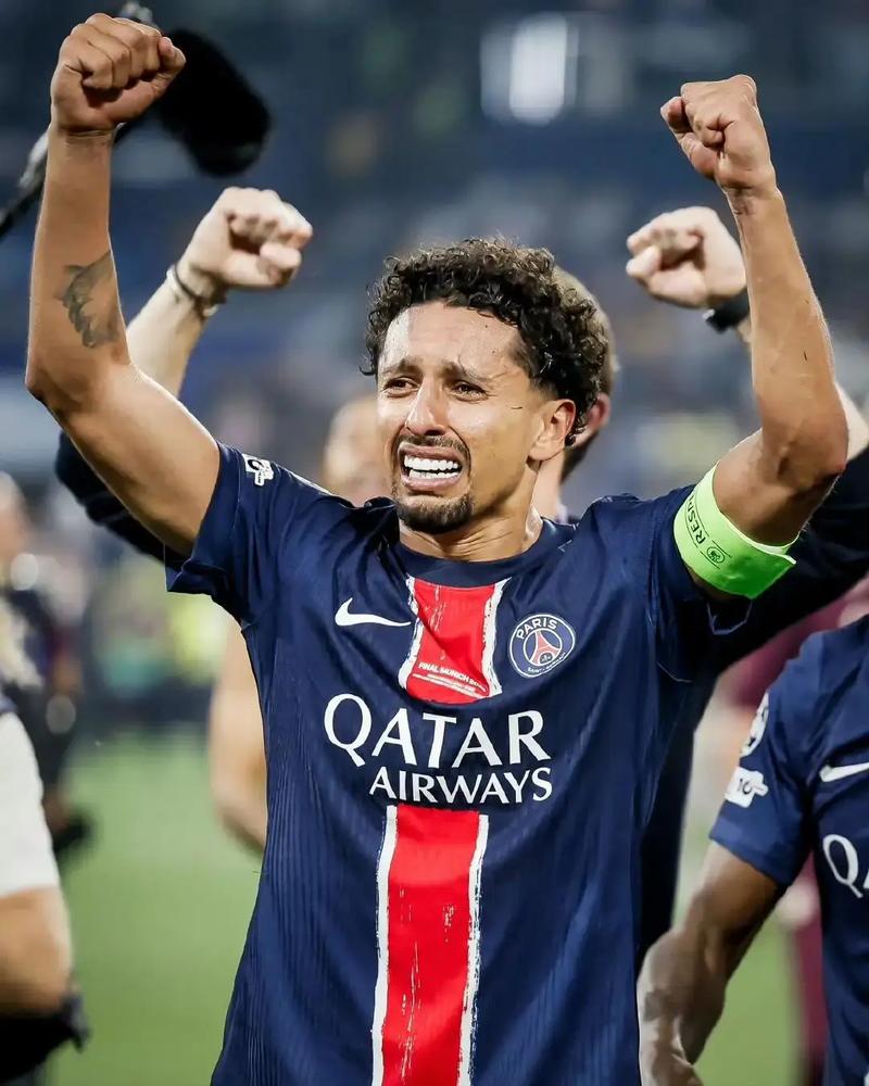 马尔基尼奥斯达成巴黎500次出场里程碑，赛后获颁球队纪念奖章