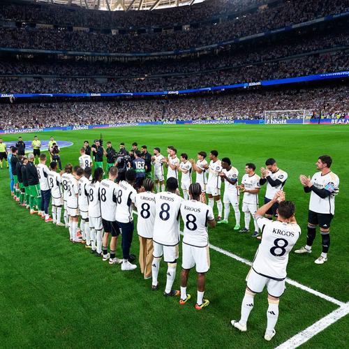 皇马官方：克罗斯获德国骑士十字勋章，在伯纳乌球场领取