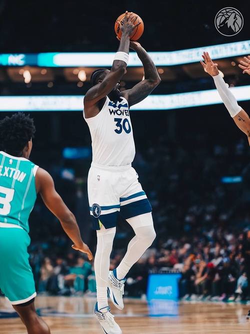 危险！戈贝尔一肘子拍到卡鲁索脸上 后者从空中平拍落地