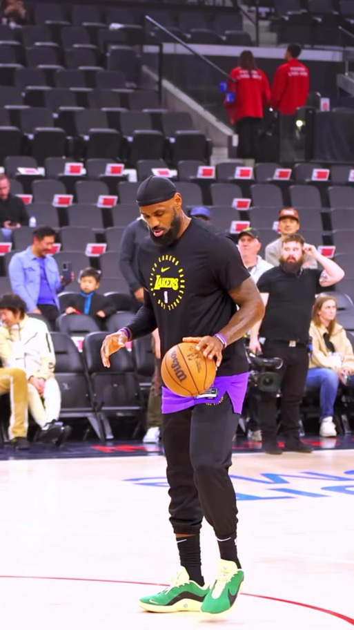 詹姆斯：现在记者围观训练都能用手机录像 所以很少有人加练单挑