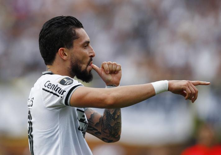 夺得2次欧冠冠军+2次南美解放者杯冠军，达尼洛是历史首人